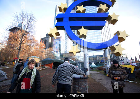 Frankfurt-Demonstranten besetzen und nach unten und outs rund um das politische Lager außerhalb der Europäischen Zentralbank, Willy - Brandt - Platz, Frankfurt am Main, Deutschland, Europa Stockfoto