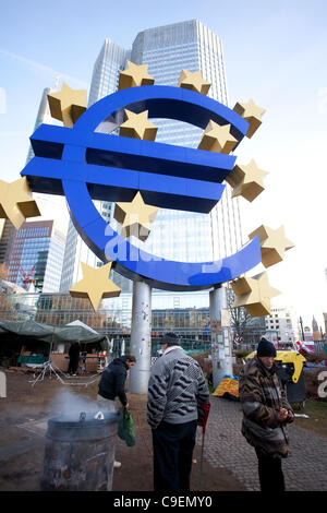 Frankfurt-Demonstranten besetzen und nach unten und outs rund um das politische Lager außerhalb der Europäischen Zentralbank, Willy - Brandt - Platz, Frankfurt am Main, Deutschland, Europa Stockfoto