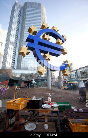 Frankfurt-Demonstranten besetzen und nach unten und outs rund um das politische Lager außerhalb der Europäischen Zentralbank, Willy - Brandt - Platz, Frankfurt am Main, Deutschland, Europa Stockfoto