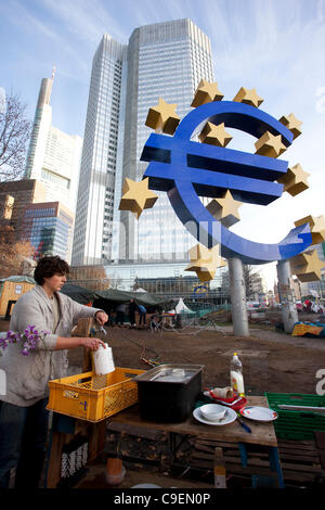 Frankfurt-Demonstranten besetzen und nach unten und outs rund um das politische Lager außerhalb der Europäischen Zentralbank, Willy - Brandt - Platz, Frankfurt am Main, Deutschland, Europa Stockfoto