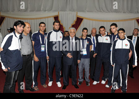 8. Dezember 2011 - Katar - Palästinenserpräsident MAHMOUD ABBAS (Abu Mazen) besucht die Mitglieder der palästinensischen Mission für die Olympischen Spiele in Katar. (Kredit-Bild: © Thaer Ganaim/APA-Images/ZUMAPRESS.com) Stockfoto