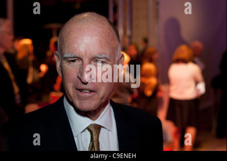 SACRAMENTO, CA - 8. Dezember: Gouverneur Jerry Brown kommt bei den California Hall Of Fame-Zeremonien in Sacramento Memorial Auditorium in Sacramento, Kalifornien im 8. Dezember 2011 Stockfoto