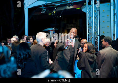 SACRAMENTO, CA - 8. Dezember: Magic Johnson kommt bei den California Hall Of Fame-Zeremonien in Sacramento Memorial Auditorium in Sacramento, Kalifornien im 8. Dezember 2011 Stockfoto