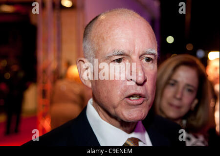 SACRAMENTO, CA - 8. Dezember: Gouverneur Jerry Brown kommt bei den California Hall Of Fame-Zeremonien in Sacramento Memorial Auditorium in Sacramento, Kalifornien im 8. Dezember 2011 Stockfoto