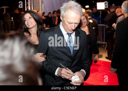 SACRAMENTO, CA - 8. Dezember: Clint Eastwood kommt bei den California Hall Of Fame-Zeremonien in Sacramento Memorial Auditorium in Sacramento, Kalifornien im 8. Dezember 2011 Stockfoto