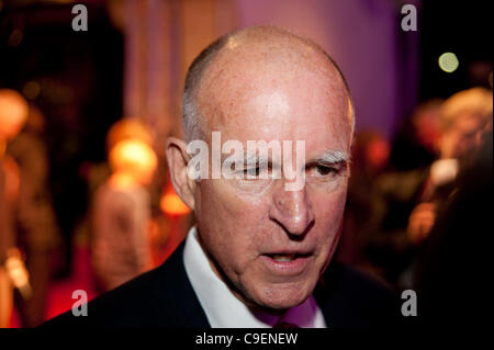 SACRAMENTO, CA - 8. Dezember: Gouverneur Jerry Brown kommt bei den California Hall Of Fame-Zeremonien in Sacramento Memorial Auditorium in Sacramento, Kalifornien im 8. Dezember 2011 Stockfoto