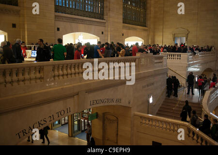 Tausende von Apple-Fans strömen in Grand Central Terminal in New York für die Eröffnung des fünften Store von Apple in der Stadt am Freitag, 9. Dezember 2011. Die Tech-Unternehmen neue Store nimmt über 23.000 qm im Osten und Nordosten Balkone mit viel des Ladens zu öffnen, um einen Blick auf landma Stockfoto