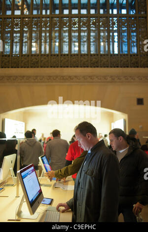 Tausende von Apple-Fans strömen in Grand Central Terminal in New York für die Eröffnung des fünften Store von Apple in der Stadt am Freitag, 9. Dezember 2011. Die Tech-Unternehmen neue Store nimmt über 23.000 qm im Osten und Nordosten Balkone mit viel des Ladens zu öffnen, um einen Blick auf landma Stockfoto