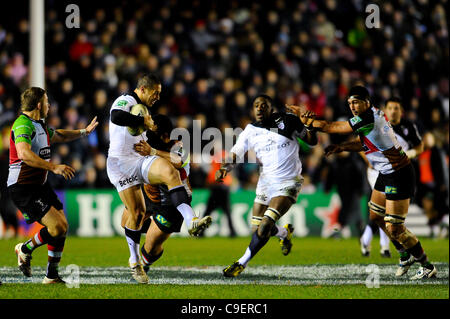 9.12.2011 London, England. Toulouse fliegen Hälfte (#10) Luke McAlister ist durch Harlequins Flanker (#6) Maurie Faasavalu während der ersten Hälfte des 3. Runde Heineken Cup-Spiel zwischen Harlequins in Angriff genommen und Französisch Seite Stade Toulousain in Twickenham Stoop. Stockfoto