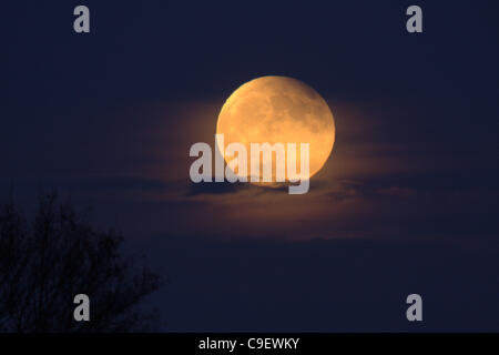 Partielle Mondfinsternis vom 10. Dezember 2011, fotografiert von Loudwater, Bucks, UK. Stockfoto