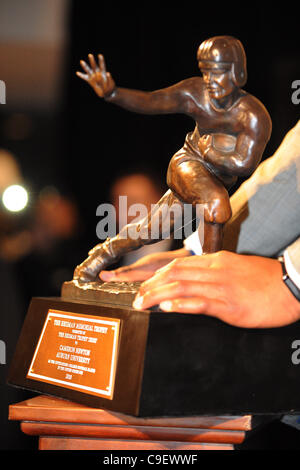 11. Dezember 2010 - New York, New York, Vereinigte Staaten von Amerika - Heisman Trophy Gewinner Auburn Tigers Quarterback Cam Newton befasst sich mit die Medien während der Pressekonferenz nach der Vorstellung der die Heisman Trophy. (Kredit-Bild: © Willen Schneekloth/Southcreek Global/ZUMAPRESS.com) Stockfoto