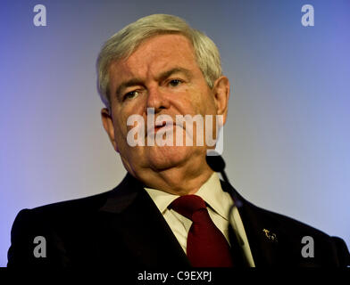 10. Dezember 2011 - Des Moines, Iowa, USA - Newt Gingrich beteiligt sich an der Iowa Veteranen GOP Presidential Forum am Varsity Theater vor der ABC News/Yahoo! Nachrichten Debatte an der Drake University. Stockfoto