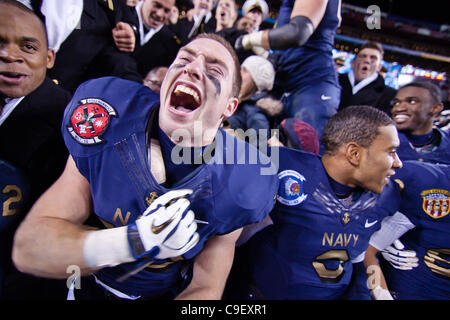 10. Dezember 2011 - Landover, Maryland, Vereinigte Staaten von Amerika - Navy Running Back John Howell #33 Schreie während feiert mit seiner Marine Mannschaftskameraden und Fans nach Navy besiegten Armee 27-21 Samstag, 10. Dezember 2011 in Fed EX Field in Landover MD... Marine geben den Ton im vierten Quartal während Armee mi Stockfoto