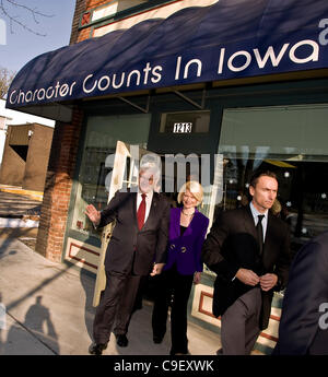 10. Dezember 2011 - Des Moines, Iowa, USA - Newt und Callista Gingrich kommen für die Iowa Veteranen GOP Presidential Forum am Varsity Theater vor der ABC News/Yahoo! Nachrichten Debatte an der Drake University. Stockfoto