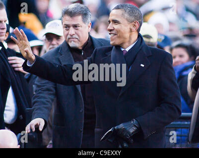 10. Dezember 2011 - Landover, Maryland, Vereinigte Staaten von Amerika - Präsident Obama Attends Army-Navy Fußball Spiel, Obama stand die kalten Dezember Temperaturen, als dies ist das erste Spiel der Army-Navy besuchte Obama als Oberbefehlshaber Samstag, 10. Dezember 2011 in Fed EX Field in Landover MD. hat. Stockfoto