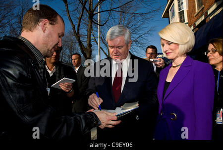 10. Dezember 2011 - Des Moines, Iowa, USA - Newt und Callista Gingrich kommen für die Iowa Veteranen GOP Presidential Forum am Varsity Theater vor der ABC News/Yahoo! Nachrichten Debatte an der Drake University. Stockfoto