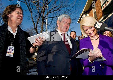 10. Dezember 2011 - Des Moines, Iowa, USA - Newt und Callista Gingrich kommen für die Iowa Veteranen GOP Presidential Forum am Varsity Theater vor der ABC News/Yahoo! Nachrichten Debatte an der Drake University. Stockfoto