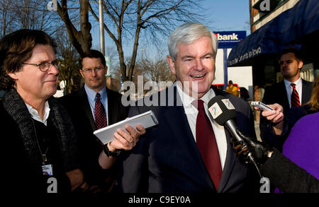 10. Dezember 2011 - Des Moines, Iowa, USA - Newt und Callista Gingrich kommen für die Iowa Veteranen GOP Presidential Forum am Varsity Theater vor der ABC News/Yahoo! Nachrichten Debatte an der Drake University. Stockfoto