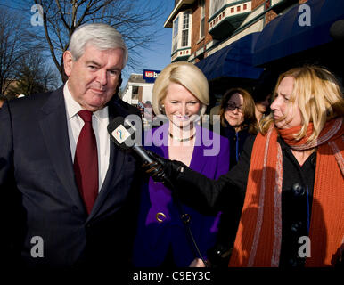 10. Dezember 2011 - Des Moines, Iowa, USA - Newt und Callista Gingrich kommen für die Iowa Veteranen GOP Presidential Forum am Varsity Theater vor der ABC News/Yahoo! Nachrichten Debatte an der Drake University. Stockfoto