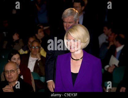 10. Dezember 2011 - Des Moines, Iowa, USA - Newt und Callista Gingrich kommen für die Iowa Veteranen GOP Presidential Forum am Varsity Theater vor der ABC News/Yahoo! Nachrichten Debatte an der Drake University. Stockfoto