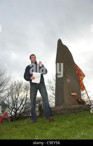 Jonathan Edwards MP für Plaid Cymru hält eine Rede bei der Llyweleyn-Gedenkstein an das jährliche Gedenken an die Ermordung von Llywelyn ap Gruffud - der letzte Prinz von Wales - Wales UK. Stockfoto