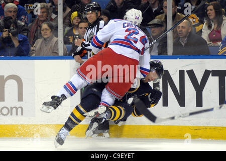 10. Dezember 2011 - flacht Buffalo, New York, USA - New York Rangers rechten Flügel Ryan Callahan (24) Buffalo Sabres Verteidiger Christian Ehrhoff (10) in der ersten Periode an die First Niagara Center in Buffalo, New York.  Die Buffalo Sabres und den New York Rangers sind gebundene 0: 0 am Ende der ersten Periode. Stockfoto
