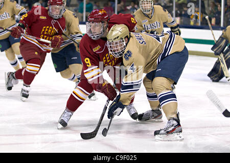 10. Dezember 2011 - South Bend, Indiana, USA - Notre Dame Center Riley Sheahan (#4) und Ferris State Center Travis Ouellette (#9) Kampf um die Position im zweiten Zeitraum Aktion während der NCAA-Eishockey-Spiel zwischen Notre Dame und Ferris State.  Die Notre Dame Fighting Irish besiegte die Ferris State Bulldogs 4-1 Stockfoto