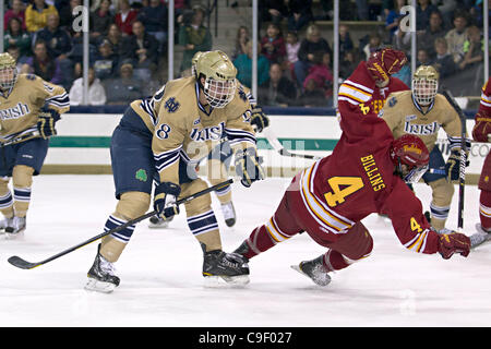 10. Dezember 2011 - klopft South Bend, Indiana, USA - Notre Dame Verteidiger Stephen Johns (#28) Ferris State Verteidiger Chad Billins (#4) aus den Puck in die zweite Periode Aktion während der NCAA-Eishockey-Spiel zwischen Notre Dame und Ferris State.  Die Notre Dame Fighting Irish besiegte die Ferris State Bulldogs 4- Stockfoto