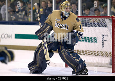 10. Dezember 2011 - South Bend, Indiana, USA - Notre Dame Torhüter Steven Summerhays (#1) in die zweite Periode Aktion während der NCAA-Eishockey-Spiel zwischen Notre Dame und Ferris State.  Die Notre Dame Fighting Irish besiegte die Ferris State Bulldogs 4: 1 im Spiel in der Compton Familie Ice Arena in South Bend, In Stockfoto