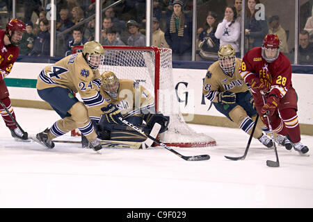 10. Dezember 2011 - South Bend, Indiana, US - skates Ferris State linken Flügel Kyle Bonis (#28) mit dem Puck als Notre-Dame-Verteidigern, die Sam Calabrese (#8) und Sean Lorenz (#24) in die zweite Periode Aktion während der NCAA-Eishockey-Spiel zwischen Notre Dame und Ferris State zu verteidigen.  Die Notre Dame Fighting Irish allsiegenden Stockfoto