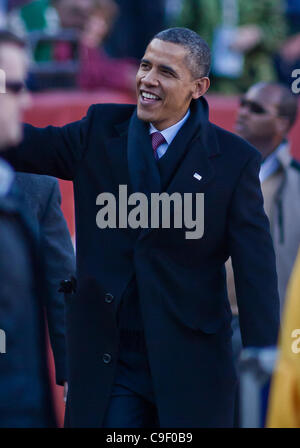 10. Dezember 2011 - Landover, Maryland, Vereinigte Staaten von Amerika - Präsident Obama zu Fuß der Seitenlinie während der 112. Version der Armee & Marine Rivalität erstmals als Oberbefehlshaber Samstag, 10. Dezember 2011 bei Fed EX Feld in Landover MD... Marine geben den Ton früh im Spiel als Marine Niederlagen Stockfoto