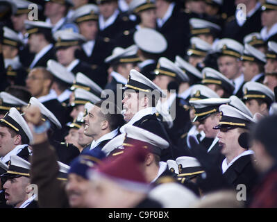 10. Dezember 2011 - Landover, Maryland, Vereinigte Staaten von Amerika - Navy Midshipmen Jubel im Ständer spät im 4. Quartal die 112. Version davon storied Rivalität Samstag, 10. Dezember 2011 in Fed EX Field in Landover MD... Marine geben den Ton früh im Spiel als Marine Niederlagen Armee 31-17 in fron Stockfoto