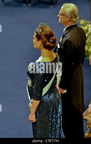 Eine hochschwangere Kronprinzessin Victoria von Schweden besuchen Sie die Nobel-Preis-Zeremonien in Stockholm am Samstag, 10. Dezember 2011. König Carl XVI. Gustaf auf der rechten Seite. Stockfoto