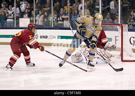 10. Dezember 2011 - sieht South Bend, Indiana, USA - Notre Dame Center Anders Lee (#9) um den Puck zu schießen, wie Ferris State Verteidiger Brett Wysopal (#27) im ersten Zeitraum Aktion während der NCAA-Eishockey-Spiel zwischen Notre Dame und Ferris State verteidigt.  Die Notre Dame Fighting Irish besiegte die Ferris State Bul Stockfoto