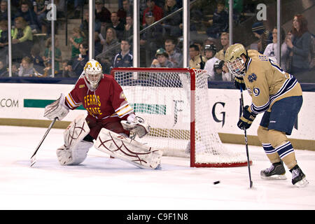 10. Dezember 2011 - schießt South Bend, Indiana, USA - Notre Dame Center Anders Lee (#9) den Puck in offenen Netzen wie Ferris State Torhüter CJ Motte (#30) sieht das Speichern im ersten Zeitraum Aktion während der NCAA-Eishockey-Spiel zwischen Notre Dame und Ferris State machen.  Die Notre Dame Fighting Irish besiegte th Stockfoto