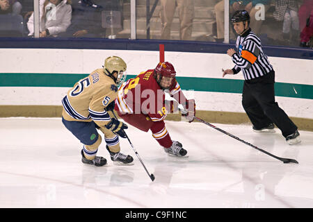 10. Dezember 2011 - South Bend, Indiana, USA - Ferris State rechten Flügel Andy Huff (#18) Schlittschuhe mit dem Puck als Notre Dame Verteidiger Robbie Russo (#5) in die zweite Periode Aktion während der NCAA-Eishockey-Spiel zwischen Notre Dame und Ferris State verteidigt.  Die Notre Dame Fighting Irish besiegte die Ferris State Bul Stockfoto