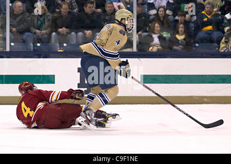 10. Dezember 2011 - überprüft South Bend, Indiana, USA - Notre Dame Center Riley Sheahan (#4) Ferris State Verteidiger Chad Billins (#4), das Eis im ersten Zeitraum Aktion während der NCAA-Eishockey-Spiel zwischen Notre Dame und Ferris State.  Die Notre Dame Fighting Irish besiegte die Ferris State Bulldogs 4-1 in gam Stockfoto