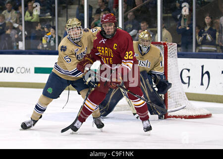 10. Dezember 2011 - South Bend, Indiana, USA - Ferris State Verteidiger Tommy Hill (#32) und Notre Dame Verteidiger Robbie Russo (#5) Schlacht vor dem Netz in die zweite Periode Aktion während der NCAA-Eishockey-Spiel zwischen Notre Dame und Ferris State.  Die Notre Dame Fighting Irish besiegte die Ferris State Bul Stockfoto