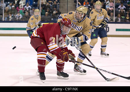 10. Dezember 2011 - zweite Südschlaufe, Indiana, USA - Notre Dame Verteidiger Shayne Taker (#3) und Ferris State Jordie Johnston (#11) Kampf um lose Puck in Center Periode Aktion während der NCAA-Eishockey-Spiel zwischen Notre Dame und Ferris State.  Die Notre Dame Fighting Irish besiegte die Ferris State Bulldogge Stockfoto