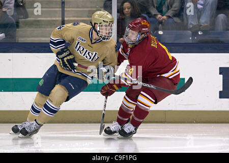 10. Dezember 2011 - zweite Südschlaufe, Indiana, USA - Notre-Dame-Zentrum Riley Sheahan (#4) und Ferris State Verteidiger Chad Billins (#4) um Position im Kampf Zeitraum Aktion während der NCAA-Eishockey-Spiel zwischen Notre Dame und Ferris State.  Die Notre Dame Fighting Irish besiegte die Ferris State Bulldogs 4-1 Stockfoto