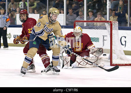 10. Dezember 2011 - leitet South Bend, Indiana, USA - Notre Dame linken Flügel Nick Larson (#26) den Puck wie Ferris State Verteidiger Brett Wysopal (#27) dritte Periode Aktion während der NCAA-Eishockey-Spiel zwischen Notre Dame und Ferris State verteidigt.  Die Notre Dame Fighting Irish besiegte die Ferris State Bulld Stockfoto