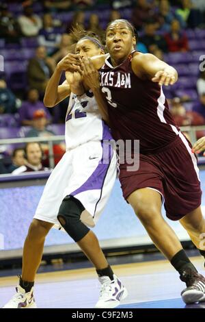 11. Dezember 2011 kämpfen - Fort Worth, Texas, Vereinigte Staaten - Texas A & M Aggies Center Kelsey Bone (3) und TCU Horned Frogs vorwärts Delisa Brutto (22) für eine Erholung während der Aktion zwischen den Texas A & M Aggies und TCU Horned Frogs.  Nach der ersten Hälfte Niederlagen Texas A & M TCU 68 53 Daniel Meyer Coliseum. (Kredit Im Stockfoto