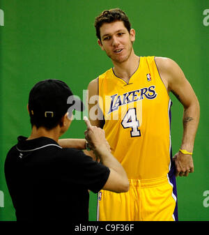 Dez 11,2011 - El Segundo, Kalifornien, USA. Laker Luke Walton spricht während Medientag bei den Lakers Schulungszentrum in El Segundo CA. (Credit-Bild: © Gene Blevins/ZUMAPRESS.com) Stockfoto