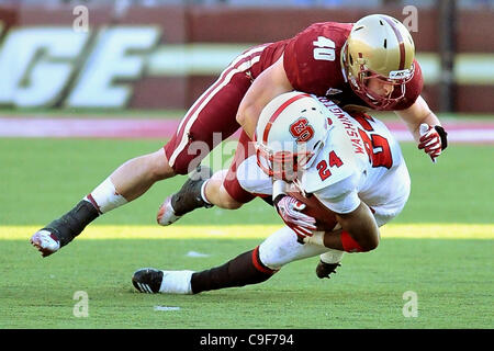12. November 2011 - Boston, Massachusetts, USA - Luke Kuechly gewann den Lombardi Award als Top Stiftskirche Linebacker der Nation. BC Adler LB Luke Kuechly (#40) befasst sich NC State HB, James Washington (#24) während Boston Niederlagen North Carolina 14-10 (Credit-Bild: © Jim Melito/Southcreek/ZUMAPRESS.com) Stockfoto