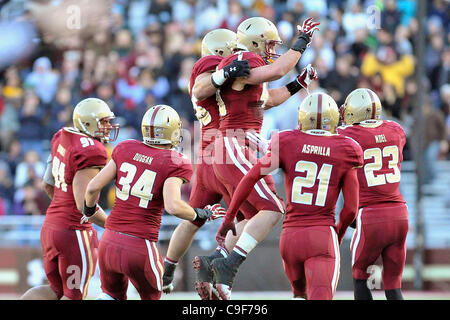 12. November 2011 - Boston, Massachusetts, USA - BC Adler Linebacker Luke Kuechly (40) feiert mit Team im Laufe der Boston Collage 14-10 gegen NCSU zu gewinnen. Kuechly gewinnt auch den Lombardi Award als Top Stiftskirche Linebacker der Nation. (Kredit-Bild: © Jim Melito/Southcreek/ZUMAPRESS.com) Stockfoto
