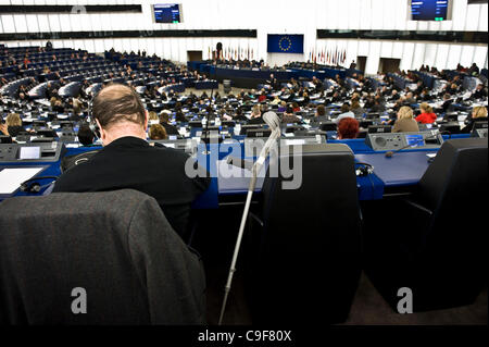 13. Dezember 2011 Hauptsitz - Straßburg, Elsass, Frankreich - Mitglied des Europäischen Parlaments mit Krücken während der Debatte über die Ergebnisse des EU-Gipfels im Europäischen Parlament in Straßburg am 2011-12-13 von Wiktor Dabkowski (Credit-Bild: © Wiktor Dabkowski/ZUMAPRESS.com) Stockfoto