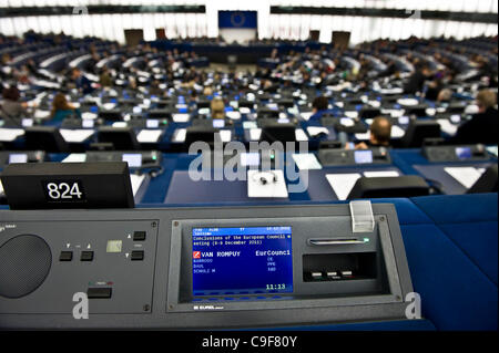 13. Dezember 2011 Hauptsitz - Straßburg, Elsass, Frankreich - globale Sicht auf den Plenarsaal während der Debatte über die Ergebnisse des EU-Gipfels im Europäischen Parlament in Straßburg am 2011-12-13 von Wiktor Dabkowski (Credit-Bild: © Wiktor Dabkowski/ZUMAPRESS.com) Stockfoto