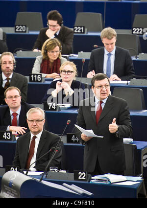 13. Dezember 2011 - Straßburg, Elsass, Frankreich - Kommissar für Wirtschafts- und Währungsangelegenheiten hört Olli Rehn (L) als Präsident der European Commission Jose Manuel Barroso (R) hält eine Rede während der Aussprache über die Ergebnisse des EU-Gipfels am europäischen Hauptsitz in Stockfoto