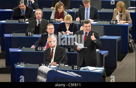 13. Dezember 2011 - Straßburg, Elsass, Frankreich - Kommissar für Wirtschafts- und Währungsangelegenheiten hört Olli Rehn (L) als Präsident der European Commission Jose Manuel Barroso (R) hält eine Rede während der Aussprache über die Ergebnisse des EU-Gipfels am europäischen Hauptsitz in Stockfoto