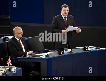 13. Dezember 2011 - Straßburg, Elsass, Frankreich - Kommissar für Wirtschafts- und Währungsangelegenheiten hört Olli Rehn (L) als Präsident der European Commission Jose Manuel Barroso (R) hält eine Rede während der Aussprache über die Ergebnisse des EU-Gipfels am europäischen Hauptsitz in Stockfoto